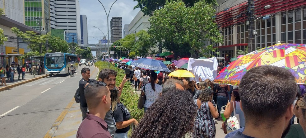 Enfermeiros e técnicos de enfermagem protestam na Avenida Conde da Boa Vista — Foto: Reprodução/WhatsApp