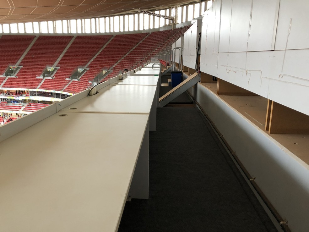 Tribuna de imprensa sem cadeiras (Foto: Daniel Borges / GloboEsporte.com)