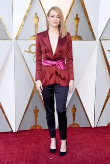 Emma Stone deixou o vestido de lado para cruzar o tapete vermelho de calças em um look Louis Vuitton