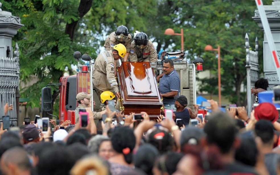 CaixÃ£o com o corpo de Deivison Kellrs, vocalista da Banda Torpedo, foi levado por viatura dos bombeiros no Centro do Recife (Foto: Marlon Costa/Pernambuco Press)