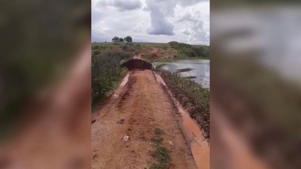 Barragem de açude rompe na cidade de Piquet Carneiro, no Ceará, e moradores são orientados a deixar centro do município — Foto: Arquivo pessoal