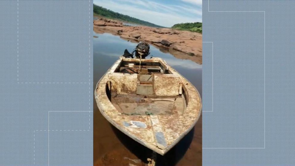 Barco enferrujado foi encontrado no Rio Paraná após a queda no nível de água — Foto: RPC/Reprodução