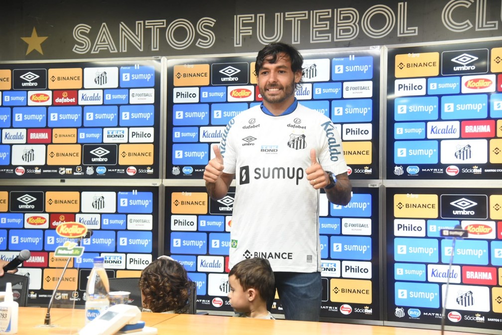 Ricardo Goulart é apresentado no Santos — Foto: Ivan Storti / Santos FC