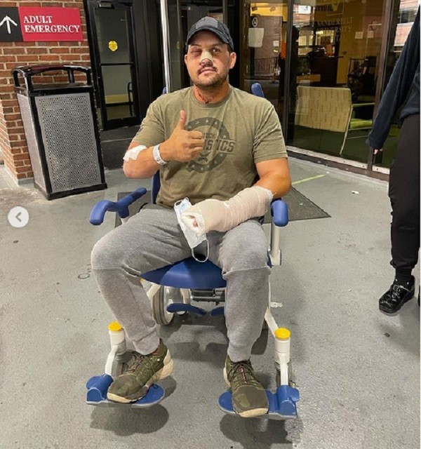 Scott DeShields Jr. deixando o hospital no qual esteve internado, se recuperando da explosão do rifle (Foto: Instagram)