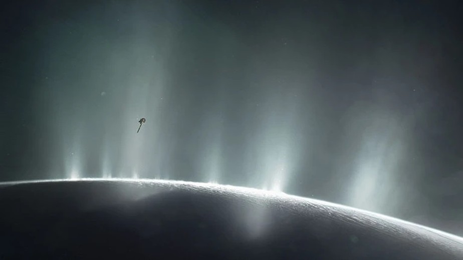 Em ilustração, espaçonave Cassini voa através de plumas emitidas pela lua de Saturno, Encélado