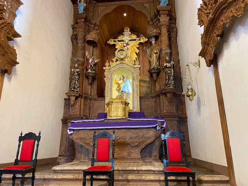 Altar da Igreja Nossa Senhora Mãe dos Homens, em Coqueiro Seco, Alagoas — Foto: Michelle Farias/g1