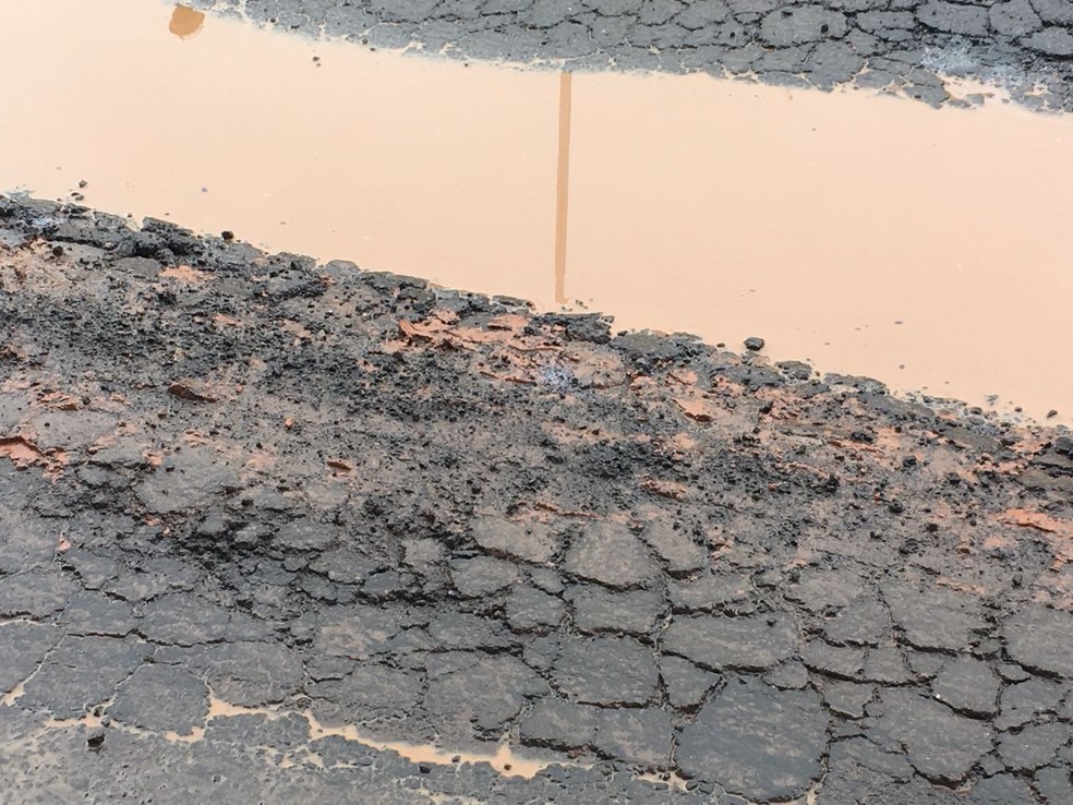 Asfalto danificado causa a formação de lama e prejudica usuários do transporte em Presidente Prudente (Foto: Valmir Custódio/G1)