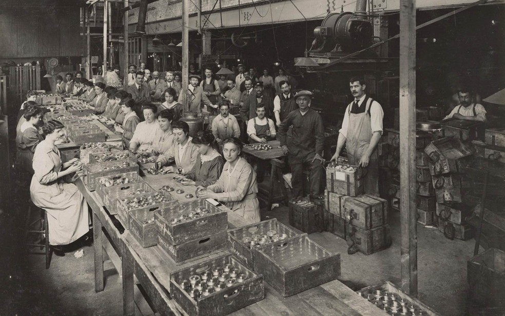 Mulheres trabalham na linha de produção da fábrica de armamentos Brewery Road Works, em 1916, na Inglaterra — Foto: Reuters/Archive of Modern Conflict London