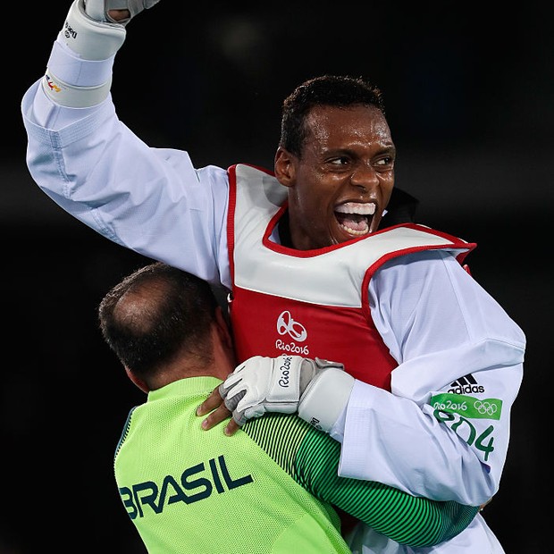 Maicon Siqueira comemora a medalha de bronze após derrotar o britânico Mahama Cho durante luta de taekwondo na categorias acima de 80 kg nos Jogos Olímpicos do Rio (Foto: Jamie Squire/Getty Images)