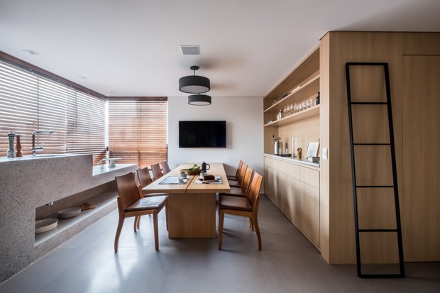 Cozinha com bancada de granilite é protagonista em apartamento (Foto: NATHALIE ARTAXO )