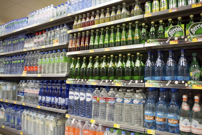 Marcas de água da Danone, Nestlé e Coca-Cola podem aumentar a participação no mercado chinês (Foto: Thinkstock)