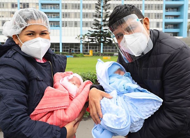 Gêmeos prematuros de mãe que teve Covid-19 no Peru se reencontram após 2 meses (Foto: Reprodução/Facebook/Seguro Social de Salud del Perú)