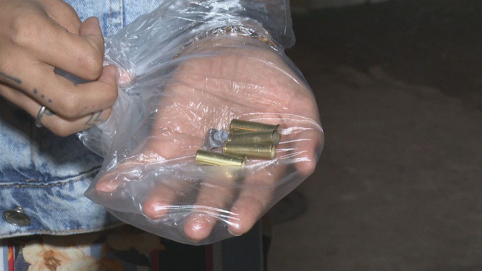 Cápsulas de balas encontradas no Mimo Bar, em Brasília — Foto: TV Globo/Reprodução