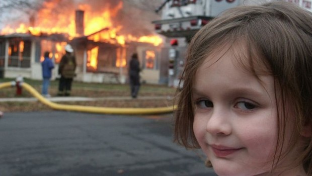 O meme Disaster Girl, com Zoë Roth, ganhou um prêmio de fotografia em 2008 e se tornou viral quando foi postado online (Foto: DAVE ROTH/BBC)