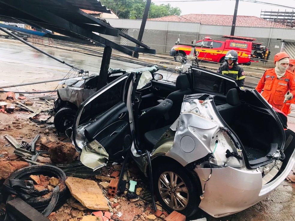 Carro ficou completamente destruído após o acidente na Avenida São Luís Rei de França  — Foto: Divulgação/Redes Sociais