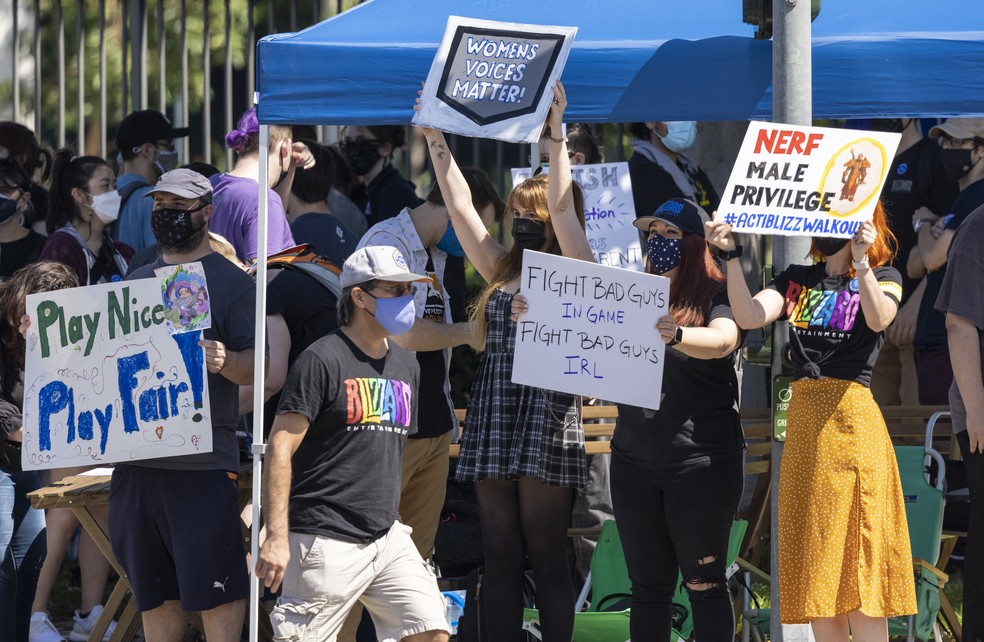 Funcionários e manifestantes protestam em apoio a processo por abuso sexual em frente à sede da Activision Blizzard, nos Estados Unidos — Foto: David McNew/AFP