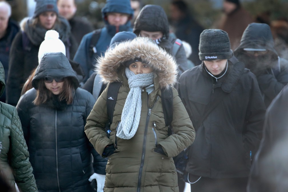 Pessoas enfrentam o frio nesta terça-feira (2) em Chicago (Foto: SCOTT OLSON / GETTY IMAGES NORTH AMERICA / AFP)