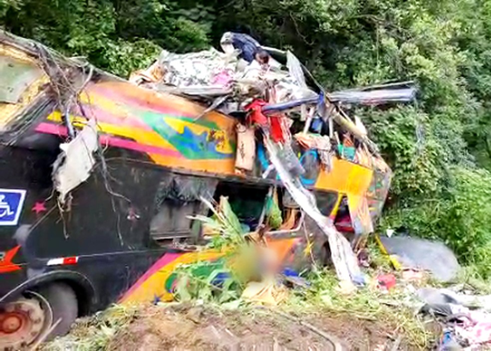 Ônibus ficou destruído após acidente em Guaratuba, no Paraná — Foto: PRF/Divulgação