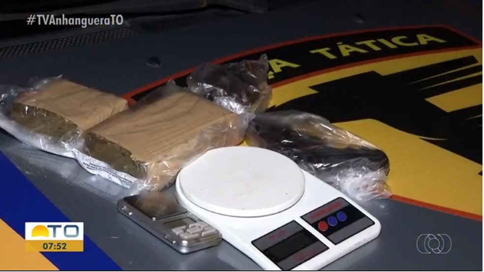 Armas, drogas e objetos que a polícia informou ter encontrado com os suspeitos  — Foto: Reprodução/TV Anhanguera