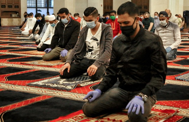 24 May 2020, Lebanon, Beirut: Muslims wearing face masks offer Eid al-Fitr prayer at Mohamad al-Amin mosque marking the end of the holy month of Ramadan. Celebrations of the three-day festival has been toned down due to the coronavirus outbreak. Photo: Ma (Foto: dpa/picture alliance via Getty I)