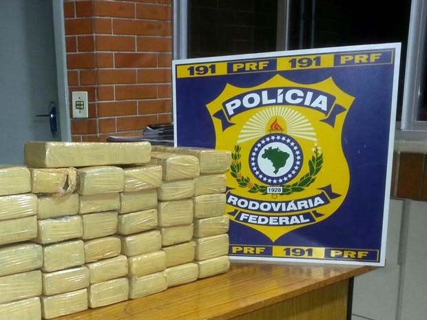 Polícia apreende 37 kg de maconha na Fernão Dias em Itapeva, MG (Foto: Polícia Rodoviária Federal)
