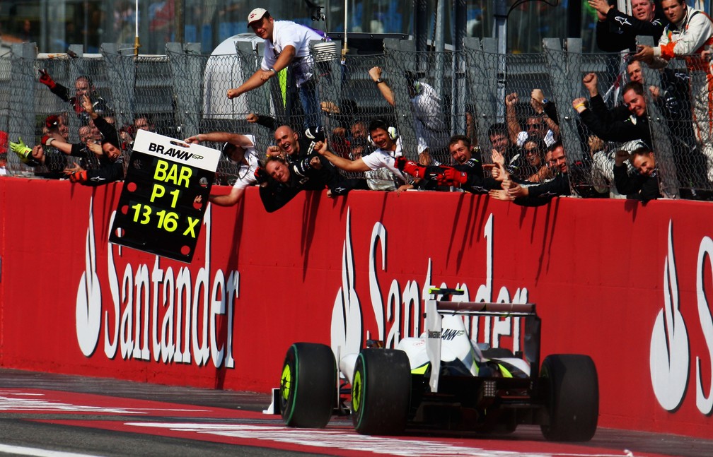 Rubens Barrichello cruza a linha de chegada para vencer o GP da Itália em Monza, em 2009 — Foto: Getty Images