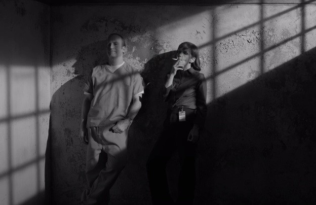 Uma das cenas finais de “Better call Saul”, esta, na cadeia, sublinhou com grande sutileza a profunda ligação de Jimmy (Bob Odenkirk) e Kim (Rhea Seehorn)