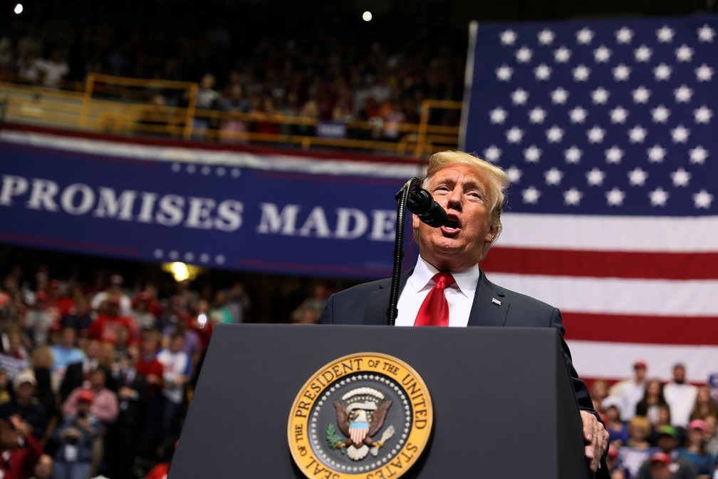 Presidente dos EUA, Donald Trump, faz pronunciamento para apoiadores em Chattanooga, Tennessee, no domingo (4)  — Foto: Jonathan Ernst/ Reuters
