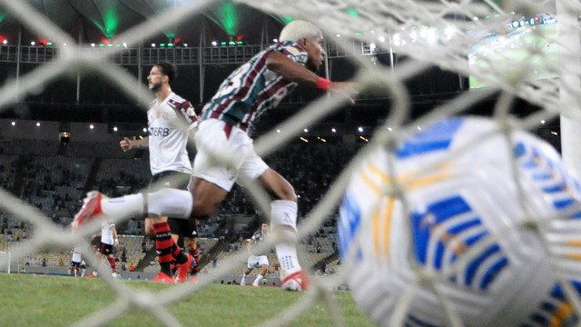John Kennedy marca o primeiro gol do Fluminense contra o Flamengo