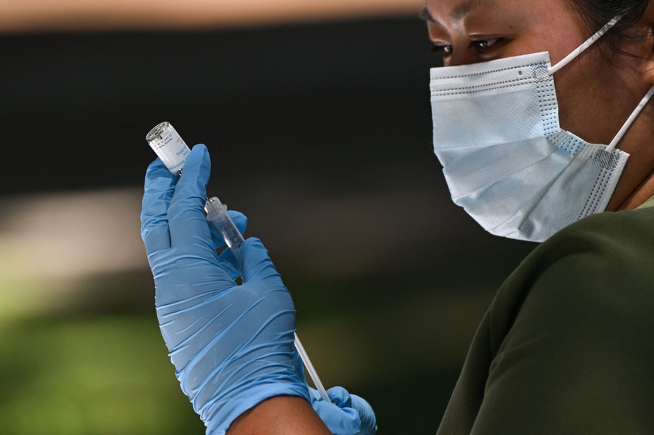 Profissional de saúde manipula frasco de vacina contra a varíola dos macacos nos Estados Unidos.