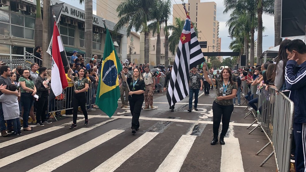 Desfile na Avenida Washington Luiz comemorou o aniversário de 105 anos de fundação de Presidente Prudente (SP) nesta quarta-feira (14) — Foto: Paula Sieplin/TV Fronteira