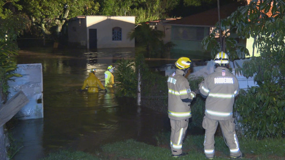 Corpo de Bombeiros resgata moradores ilhados na Vila Cauhy, no Distrito Federal  — Foto: TV Globo/Reprodução 