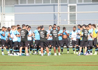 Roger cria campeonato e faz treino técnico; Bobô segue recuperação