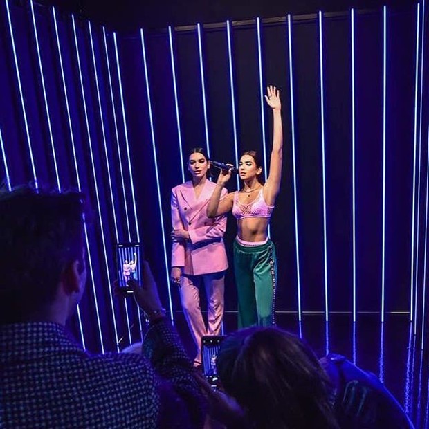 Dua Lipa no lançamento de sua estátua de cera, no Madame Tussauds, em Londres (Foto: Reprodução/Instagram)
