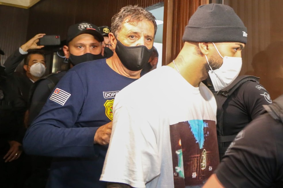 Jogador do Flamengo foi uma das pessoas detidas em ação da Polícia no local  — Foto: Reprodução/TV Globo