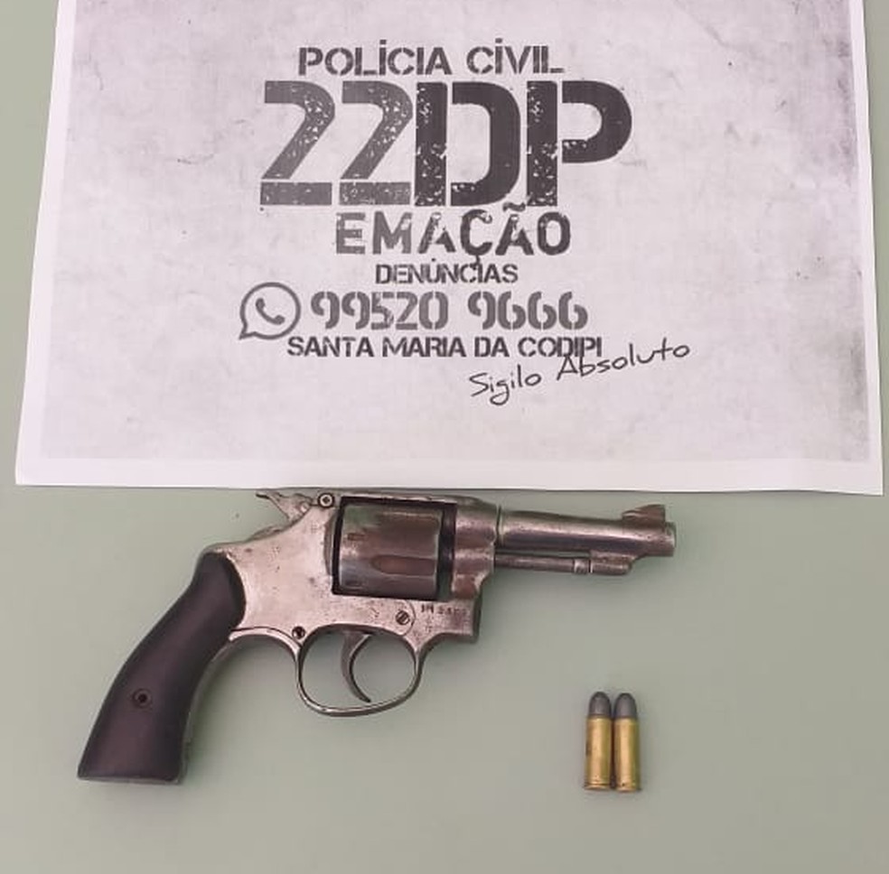 Segundo a polícia, suspeito foi flagrado com uma arma de fogo — Foto: Divulgação/Polícia Civil
