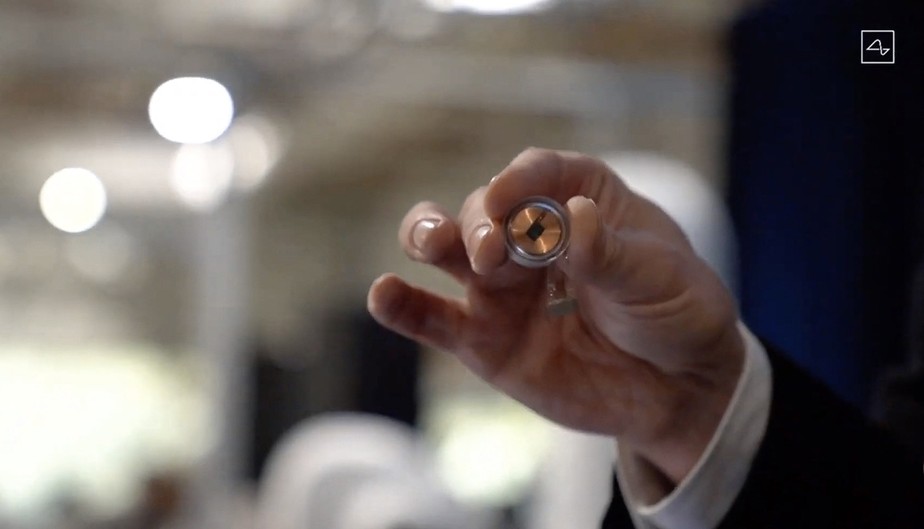O dispositivo, do tamanho de uma moeda, que a Neuralink planeja implantar em cérebros humanos