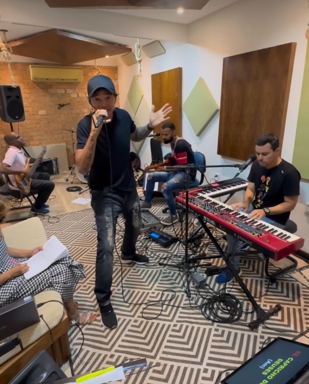 Netinho ensaia para cantar em festa de casamento &mdash; Foto: Reprodu&ccedil;&atilde;o/Instagram