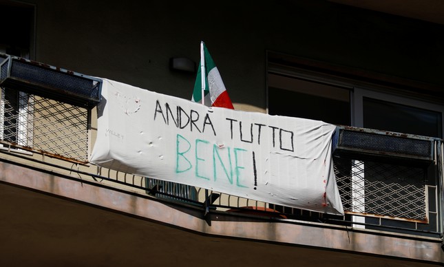 Cartaz escrito "tudo ficará bem" em Catania, na Itália