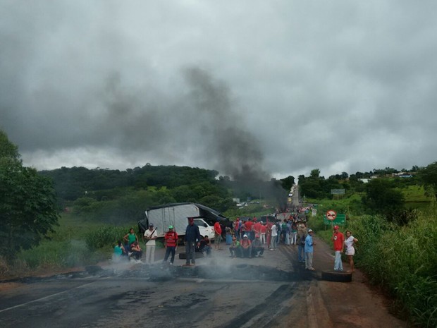 Manifestantes do MST bloqueiam BR-153 durante protesto próximo a Rialma, Goiás (Foto: Divulgação/PRF)