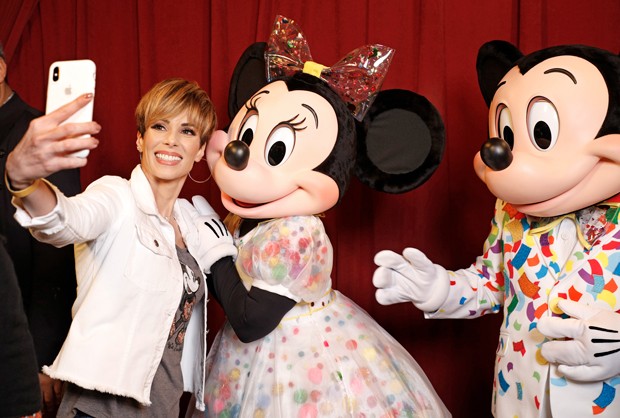 Ana Furtado com Minnie e Mickey Mouse (Foto: Divulgação)
