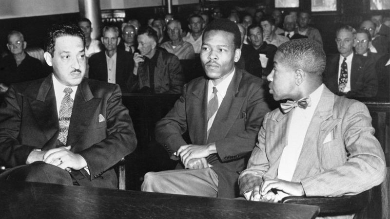 Walter Irvin, um dos quatro homens perdoados, conversa com seus advogados em seu novo julgamento em 1952 (Foto: Getty Images via BBC News)