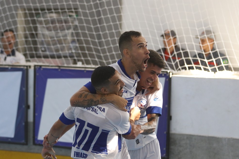 Juninho (ao centro) marcou duas vezes na decisão  — Foto: Pedro Amatuzi