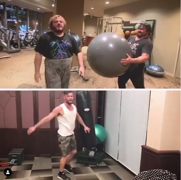 O ator Jack Black reproduzindo os movimentos do ator Chris Hemsworth em uma sessão de treinos (Foto: Instagram)