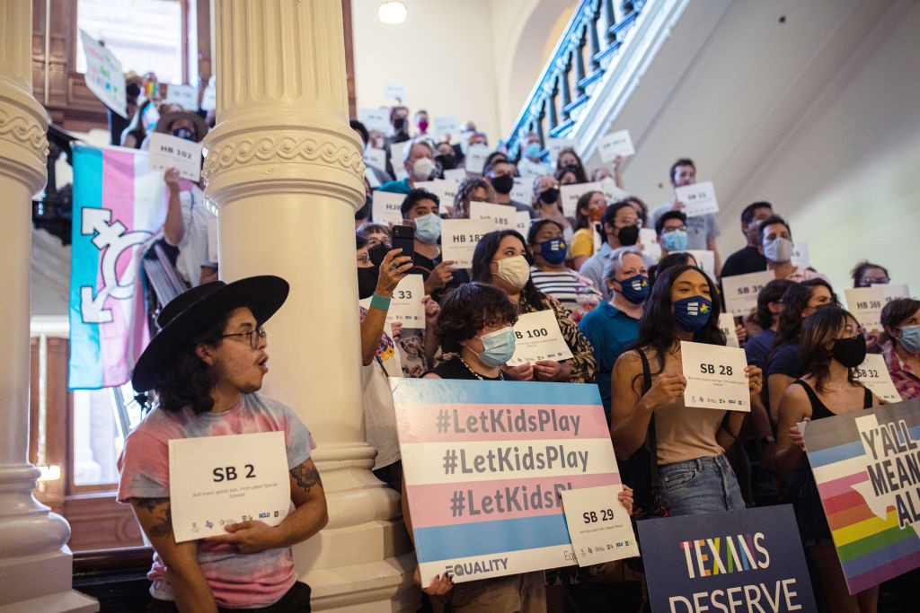 Protesto em Austin, no Texas, contra uma lei que impedia meninas trans de competir em esportes femininos em 2021 (Foto: Getty Images)