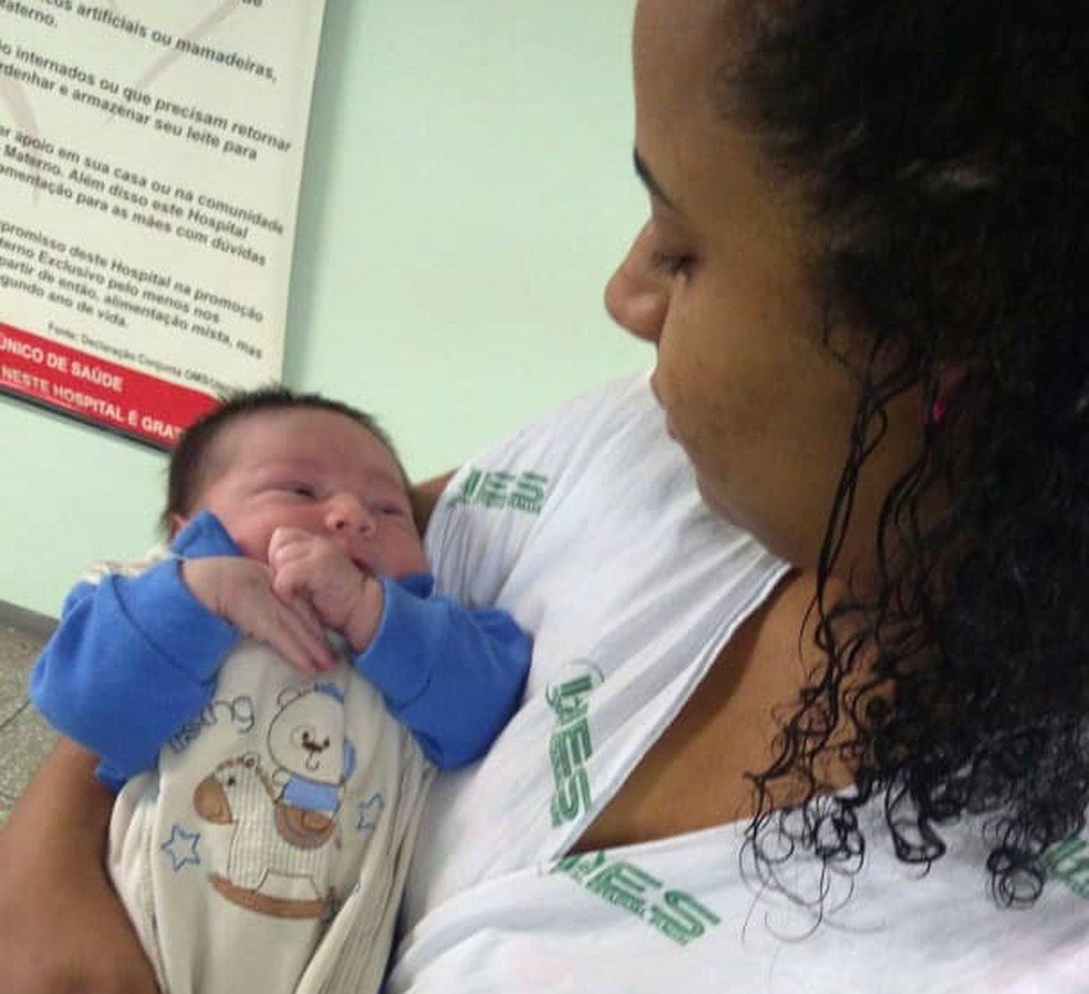 Elizama Trigueiros e o filho, Lorenzo, no dia de alta médica após ele ter caído do berço dentro do hospital de Hortolândia. — Foto: Michel Gouveia