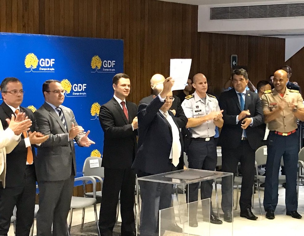 Governador Ibaneis Rocha anuncia proposta de reajuste para PM e Corpo de Bombeiros do DF — Foto: Afonso Ferreira/ G1