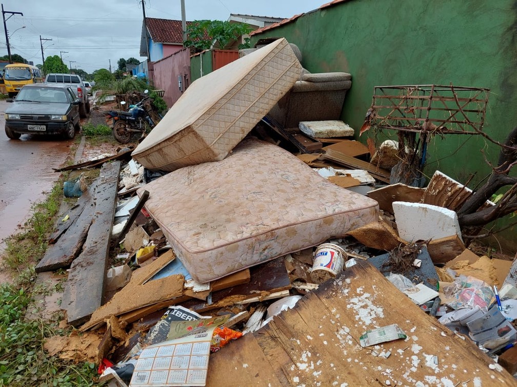 Colchões em rua após enchente em Cacoal — Foto: Victória Ferreira/Rede Amazônica