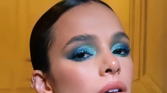 Desvendamos os segredos do make azul de Bruna Marquezine em Paris |  Maquiagem | Glamour