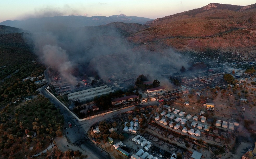 Incêndio queima tendas no campo de refugiados de Moria, na ilha de Lesbos, na Grécia, nesta quarta-feira (9)  — Foto: Panagiotis Balaskas/AP 